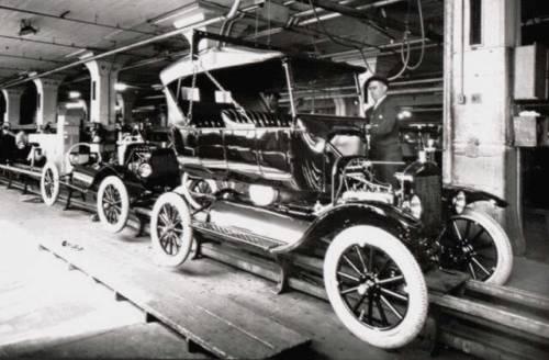 imatge obtinguda a http://retalesdehistoria.blogspot.com.es/2011/01/henry-ford-y-la-cadena-de-montaje.html imatge